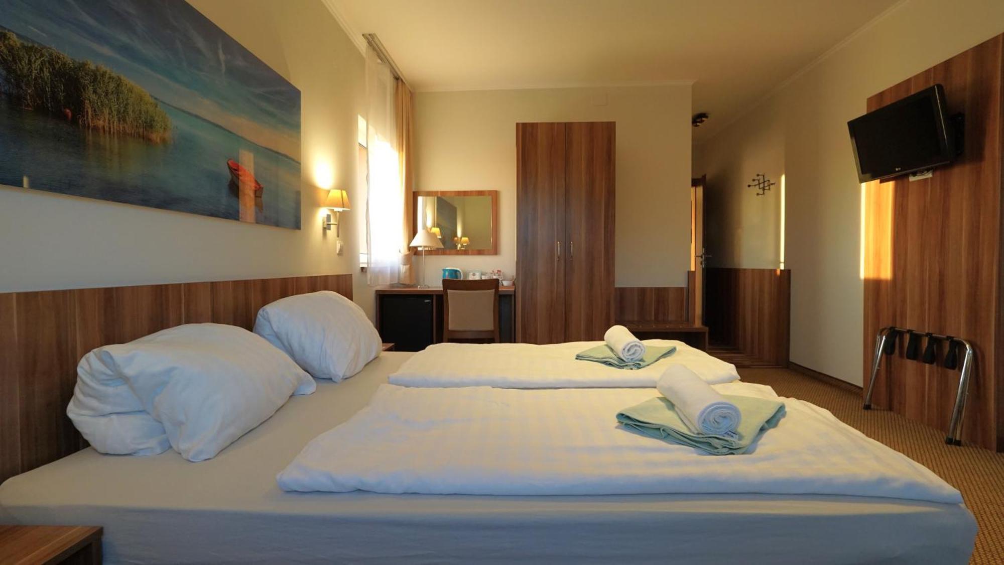 Balaton Colors Beach Hotel Siofok Bagian luar foto