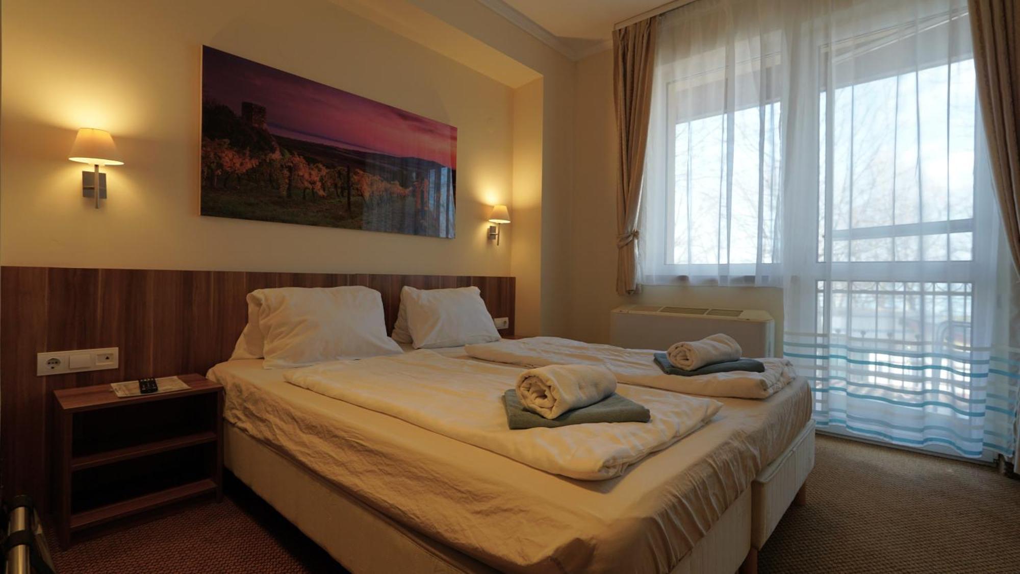 Balaton Colors Beach Hotel Siofok Bagian luar foto